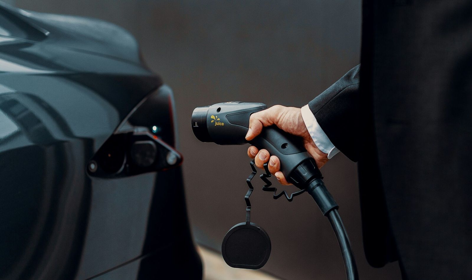 Een elektrische wagen wordt opgeladen