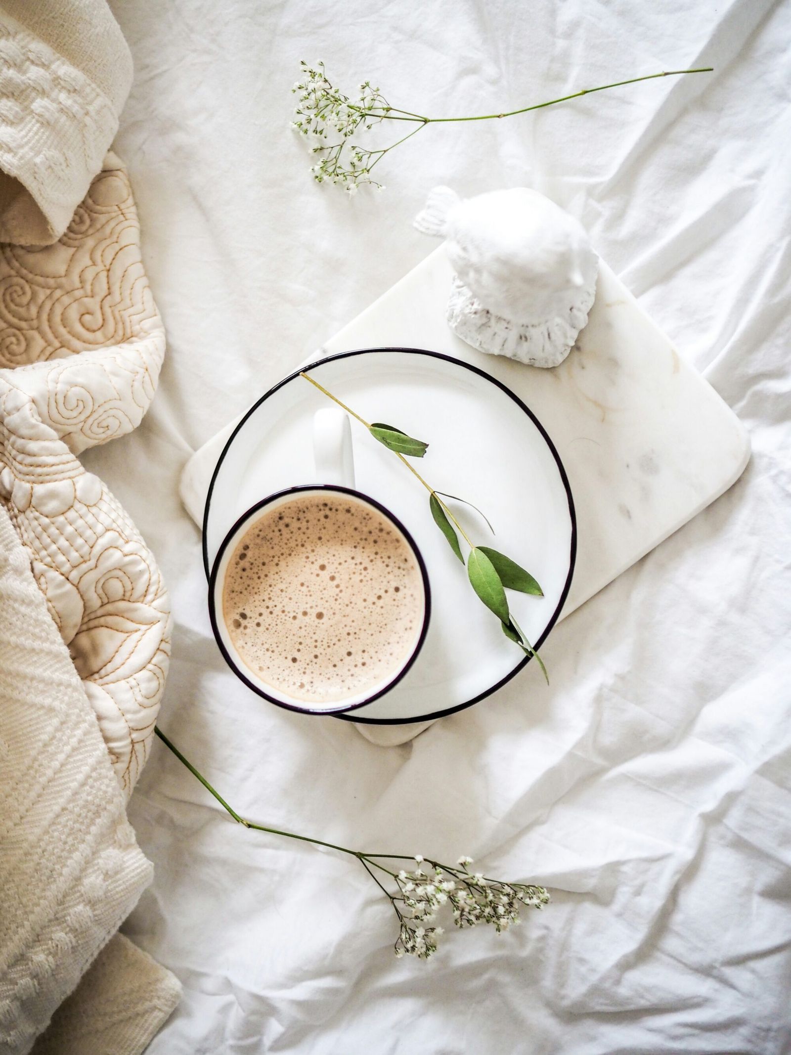 Koffie en bloemen op linnen, een sfeerbeeld voor wellnessmerk Vitala